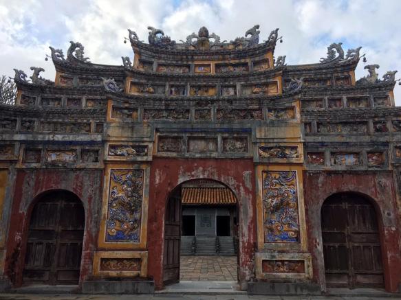 9 Giorno, Giovedì 12 Novembre Hoi An / Hue Prima colazione. Partenza in pullman per Hue, passando attraverso il passo delle nuvole (circa 3 ore).