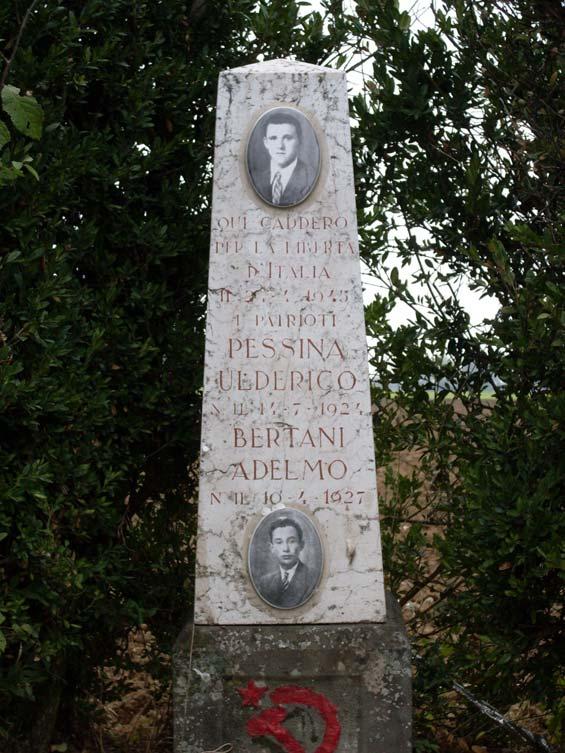 Alla Memoria di Pessina Ulderico e Bertani Adelmo Si tratta di una stele in marmo con epigrafe in incavo, nella cui base è inserita una falce e martello di colore rosso.