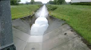 CANALI SCOLMATORI Per diminuire la portata di un fiume in piena (abbassare la quantità di acqua che scorre), quando il fiume è in prossimità di un grande lago o del mare, si può utilizzare il canale