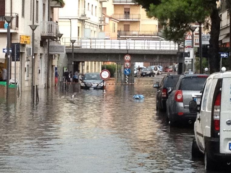 Il contesto Crescente impermeabilizzazione del territorio non accompagnata dal potenziamento infrastrutturale delle reti di drenaggio e dalla realizzazione di sistemi dedicati capaci di garantire l