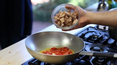 6 Ora avete tutti gli ingredienti necessari per ultimare la ricetta: dopo aver scolato la pasta, conditela con il pesto di rucola e mescolate