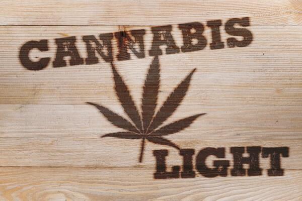 Stupefacenti, Sezioni Unite: è reato vendere cannabis light Per la Cassazione (sentenza n.