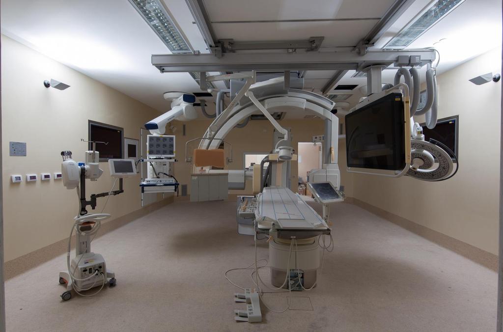 Sala operatoria ibrida con angiografo