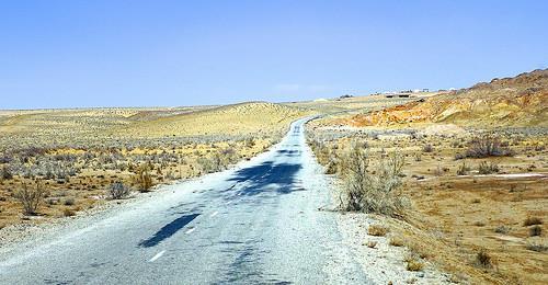L Amu-Darya scorre attraverso il Turkmenistan da sud a nord, passando Turkmenabad e segnando il confine tra Turkmenistan ed Uzbekistan a Khalkabad.