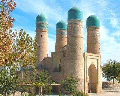 Il territorio è costituito per la maggior parte da una piana coperta di dune sabbiose. Il principale centro abitato della regione è Bukhara.