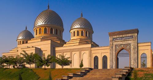 Dopo colazione sistemazione dei bagagli in bus e visita della parte vecchia di Tashkent: La madrassa di Kukeldash, splendida scuola coranica del XVI secolo, la cui piazza si riempie di fedeli al