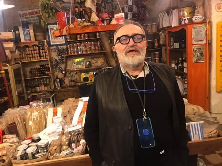 Mario Avallone il Kuoko Mercante aggiunge il Drugstore alla Stanza del Gusto e vi invita nella sua Bat Caverna napoletana Mario Avallone Mario Avallone Kuoho Mercante Stanza del Gusto Via