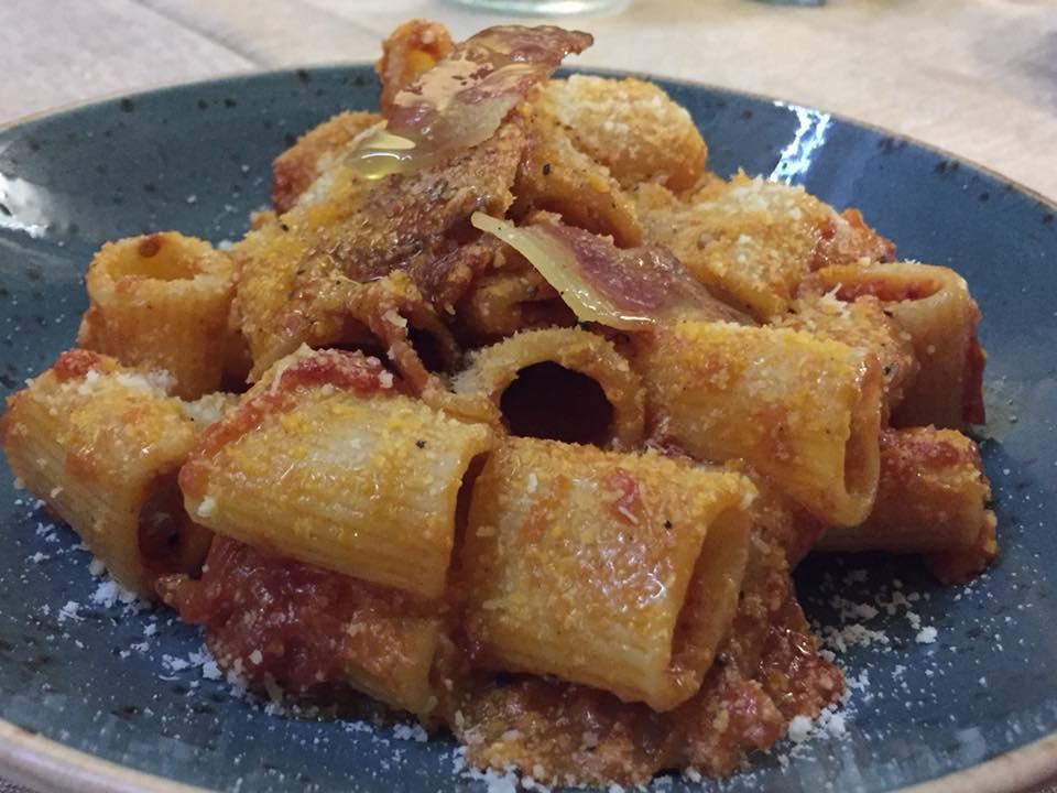 ProLoco DOL, amatriciana In questi ultimi anni ci siamo tornati diverse volte. È un posto al quale siamo aﬀezionati e dunque può darsi che si pecchi di parzialità.