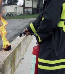 5) Impugnare la lancia: 6) Dirigere il getto alla base delle fiamme: 6 5 Come è stato accennato in precedenza, l estintore portatile