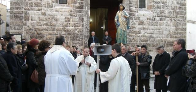 Tanti fedeli hanno accolto, nel pomeriggio del 15 febbraio, la statua itinerante di Maria di Nazareth, giunta nella nostra cittadina accompagnata da Padre Michele Perrugini.