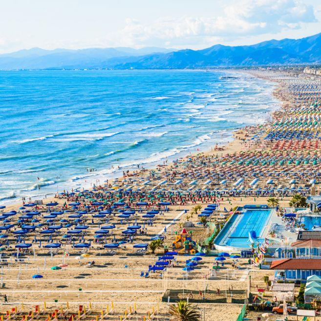 documenti originali, bozzetti, manifesti e modellini, la gloriosa storia del Carnevale di Viareggio.