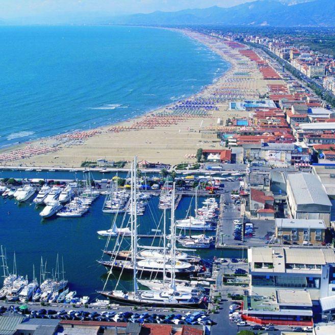 documenti originali, bozzetti, manifesti e modellini, la gloriosa storia del Carnevale di Viareggio.