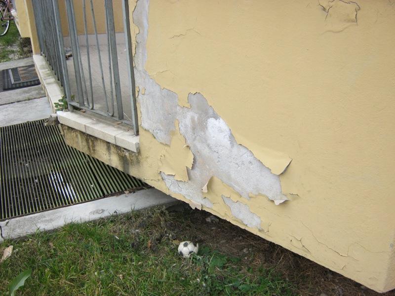 Struttura e finiture dell edificio L edificio ha struttura portante in calcestruzzo armato con i solai in latero cemento. Le facciate esterne dell'edificio sono rifinite con pittura.