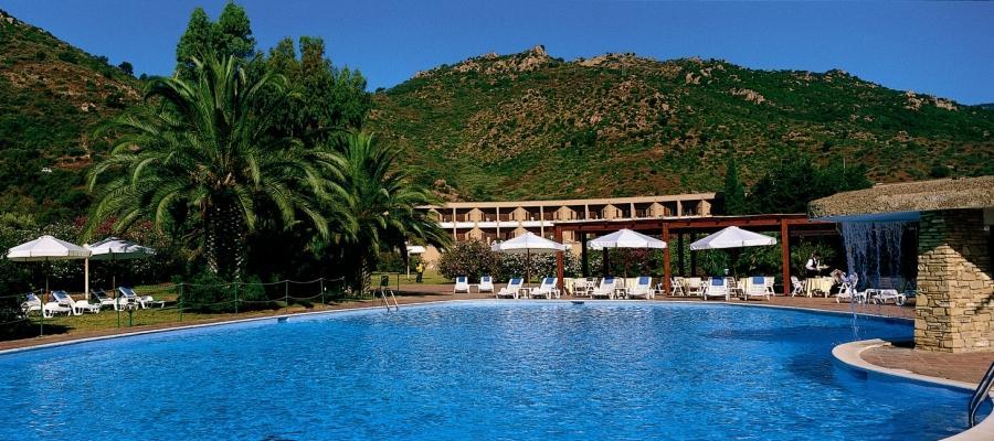 Il soggiorno Is Molas Resort **** E un 4 stelle inserito nel più grande golf resort della Sardegna e dista soli 40 minuti dall aeroporto di Cagliari.