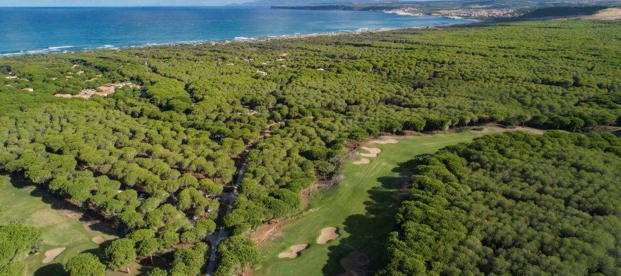 Is Arenas A circa 100 chilometri da Cagliari, nella provincia di Oristano, un gioiello golfistico irrinunciabile. Affacciato sulla costa occidentale della Sardegna, Is Arenas è un campo spettacolare.