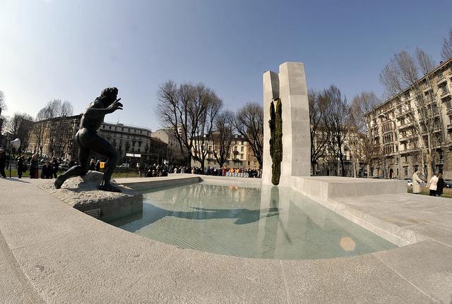 La fontana restaurata foto del Comune di Milano Il 27 febbraio 2017 è stata riaperta la Fontana di piazza Grandi, dopo il restauro della fontana monumentale e soprattutto dopo il recupero del rifugio