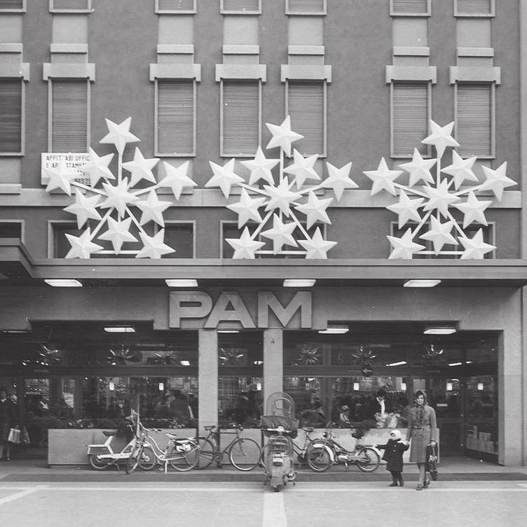 STORIA Quella di Pam è una storia di successo tutta italiana, la storia di un Azienda che, con grande entusiasmo e coinvolgimento, ha aperto nel 1958 il primo supermercato Pam a Padova, per poi