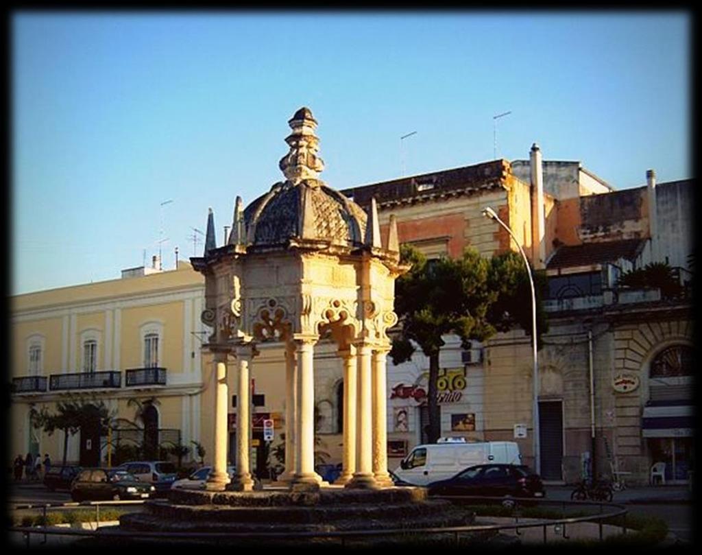 TEMPIETTO OSANNA Singolare costruzione arabeggiante del 1603 a pianta ottagonale con archetti polilobati su 8 colonne poste a sostegno di una cupola.