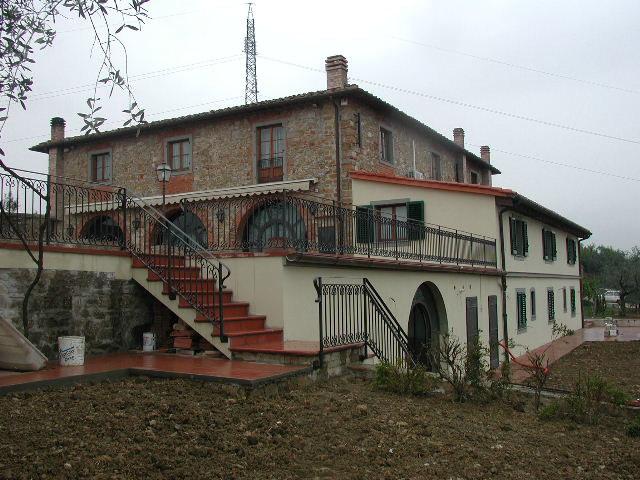 a tasca aggiunta di corpi chiusi sopraelevazioni incongrue aggiunta di terrazzi o balconi disordine ambientale aggiunta di tettoie capanne in lamiera o altro materiale copertura rialzata rispetto