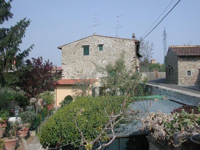 a tasca aggiunta di corpi chiusi sopraelevazioni incongrue aggiunta di terrazzi o balconi disordine ambientale aggiunta di tettoie capanne in lamiera o altro materiale copertura rialzata rispetto