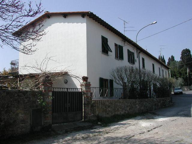 Caratteri architettonici e decorativi campanile corte\chiostro contrafforte,barbacane, merlature torre colombaia cornici marcapiano, davanzale, angolari riquadrature di apertura in pietra porzioni