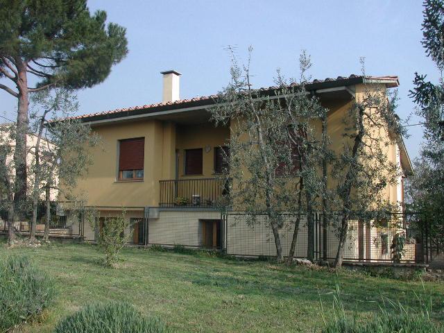 a tasca aggiunta di corpi chiusi sopraelevazioni incongrue aggiunta di terrazzi o balconi disordine ambientale aggiunta di tettoie capanne in lamiera o altro materiale copertura rialzata rispetto