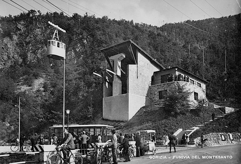 Fig. 7 - Stazione a valle della funivia del Monte Santo (1940) (in secondo piano l autobus della linea n 3). Fig. 8 - Funivia del Monte Santo (1940) - arrivo della vettura nella stazione a monte.