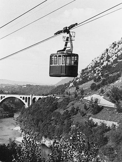 Fig. 9 - Funivia del Monte Santo (1968) - la vettura in linea subito dopo la partenza dalla stazione a valle.