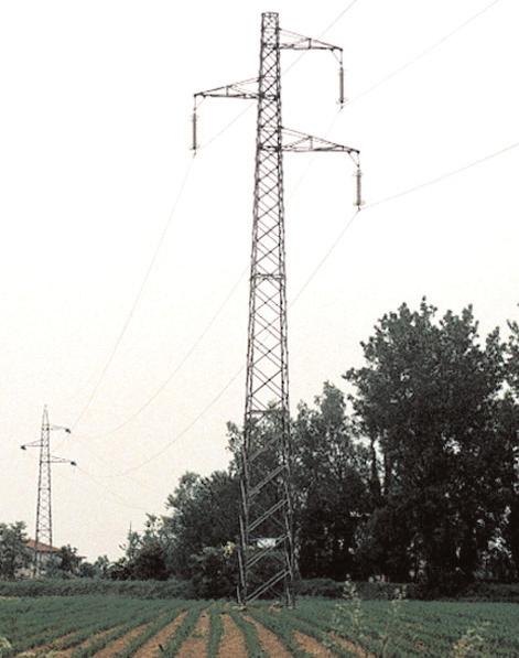 Fig. 7 Esempio di linea a singola terna. Le linee elettriche possono anche essere interrate utilizzando cavi posati sotto il suolo, a profondità di circa 1,5 m.