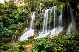 Piscine naturali, grotte, getti d acqua, flora e fauna ci accompagneranno sino