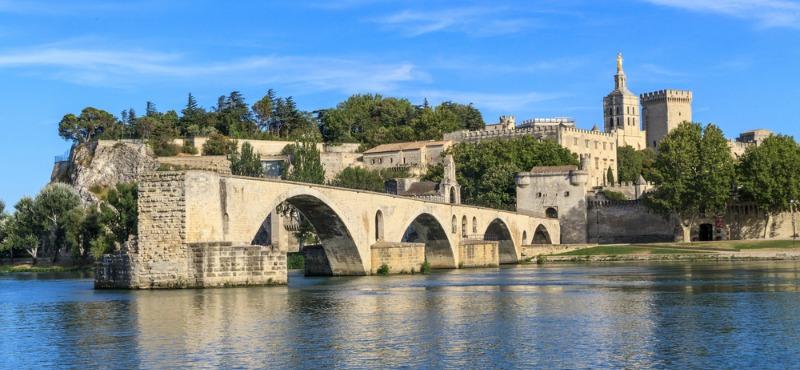 4 GG 8/12 ARLES AVIGNON - NIMES - ARLES Mezza pensione in hotel. Partenza per Avignone. Questa vivace città ricca di storia e di monumenti è considerata la capitale della Provenza.