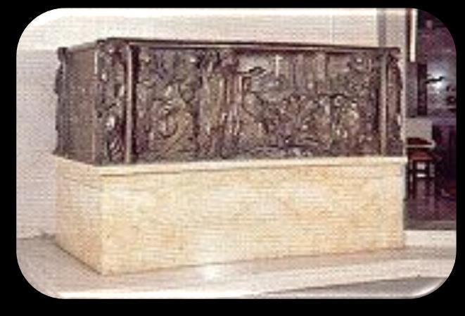 Di Duilio Cambellotti sono i due amboni gettati in bronzo, con altorilievi narranti gli episodi principali della predicazione di S. Pietro e S. Paolo.