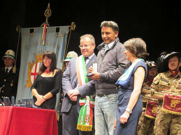 Nell'elegante cornice del Teatro della Società il prefetto Antonia Bellomo ha consegnato infatti 16 medaglie d'onore a coloro che hanno prestato combattuto durante il conflitto