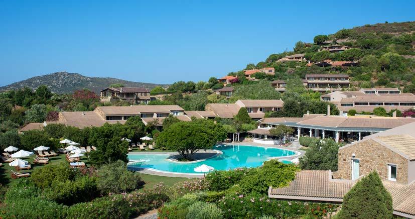 Hotel Baia je součástí luxusního komplexu hotelů Chia Laguna Resort, který se nachází v jednom z nejkouzelnějších míst jižní Sardinie, ponořen do rozlehlé zahrady plné středomořské vegetace, poblíž
