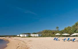 Za poplatek je možné pronajmout si lehátka na pláži a plážovou osušku u sousedního hotelu Flamingo Resort.
