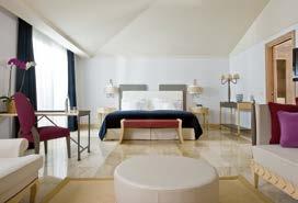 Pokoje jsou vybaveny balkónem, terasou nebo privátní zahrádkou; moderními koupelnami zdobenými jemnými mozaikami s využitím přírodního kamene a pestrými barvami jsou vybavené vanou nebo sprchovým