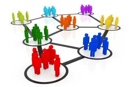 Ruoli e responsabilità in un organizzazione agile Una trasformazione agile implica la ristrutturazione della forza lavoro di un'azienda in una rete di team interfunzionali e flessibili delegati a