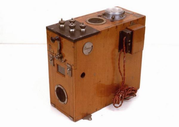 Trasmettitore a scintilla di tipo campale o aeronautico Officine Radiotelegrafiche Marconi Link risorsa: http://www.lombardiabeniculturali.