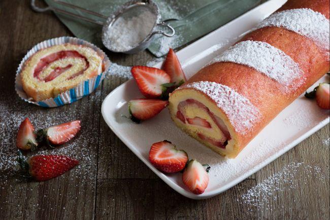 DOLCI Rotolo alle fragole Difficoltà: Preparazione: Cottura: Dosi per: Costo: Difficile 45 min 20 min 8 persone Medio NOTA: + il tempo di riposo della crema (preferibilmente tutta la notte o almeno 2