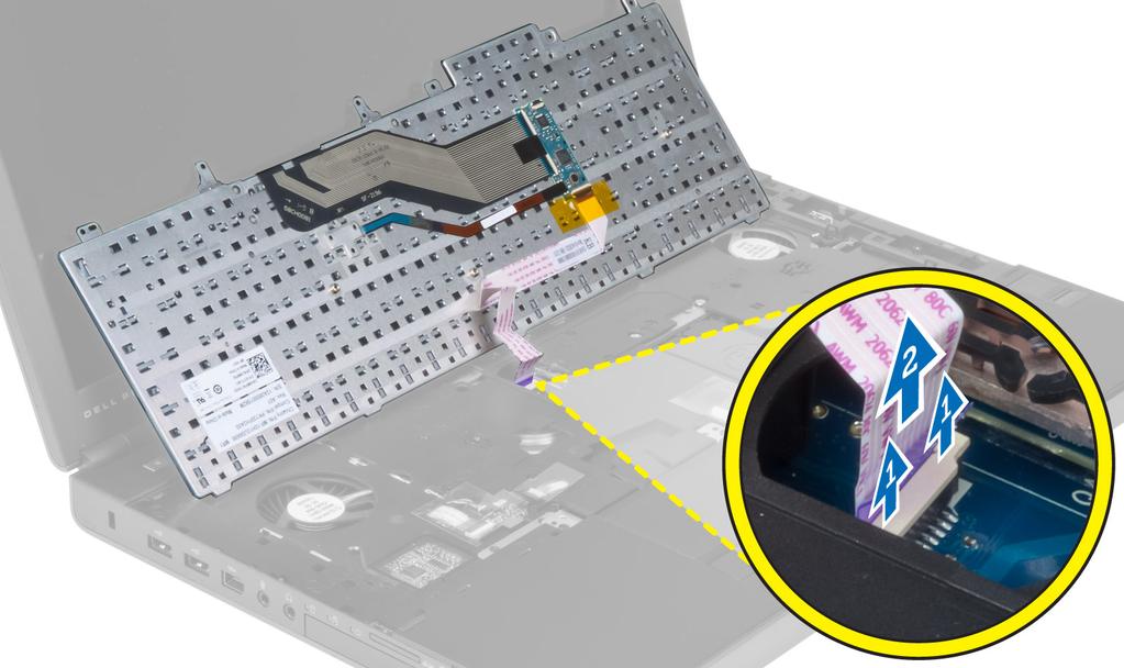 Installazione della tastiera 1. Collegare il cavo dati della tastiera alla scheda di sistema. N.B.: Assicurarsi del perfetto allineamento del cavo dati della tastiera. 2.