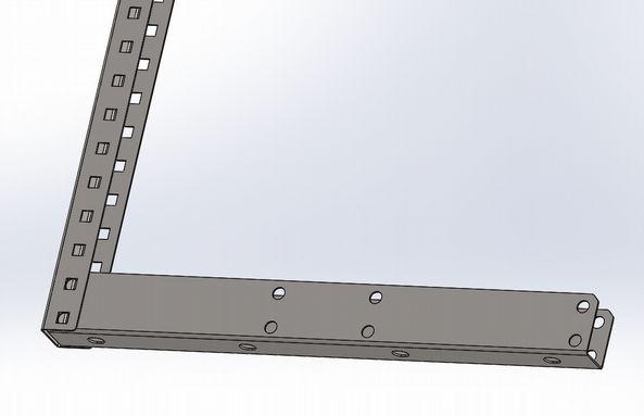 1) Inserire un tramezzo all'interno di un montante allineando gli ultimi fori quadri con gli inserti filettati presenti sul tramezzo.