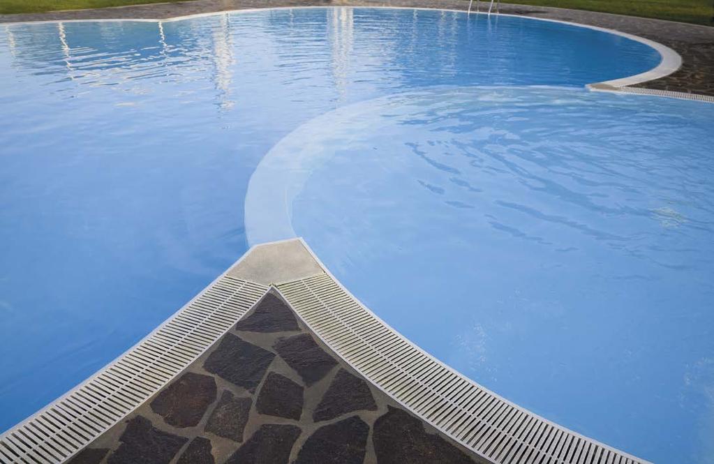 Grazie alla resina è possibile rivestire la piscina con una soluzione di continuità