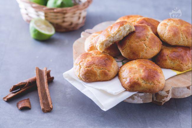 DOLCI Sfogliatelle frolle Difficoltà: Media Preparazione: 45 min Cottura: 30 min Dosi per: 15 pezzi Costo: Medio NOTA: più una notte e 4 ore INGREDIENTI PER LA FROLLA Burro (freddo ma plastico) 125 g