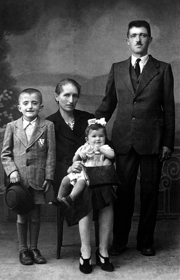 23. Famiglia di MUSTAT Giovanni Battista (Tèto d Batista) (1909-1980) di Cò di Martin; la moglie LOMBARDO