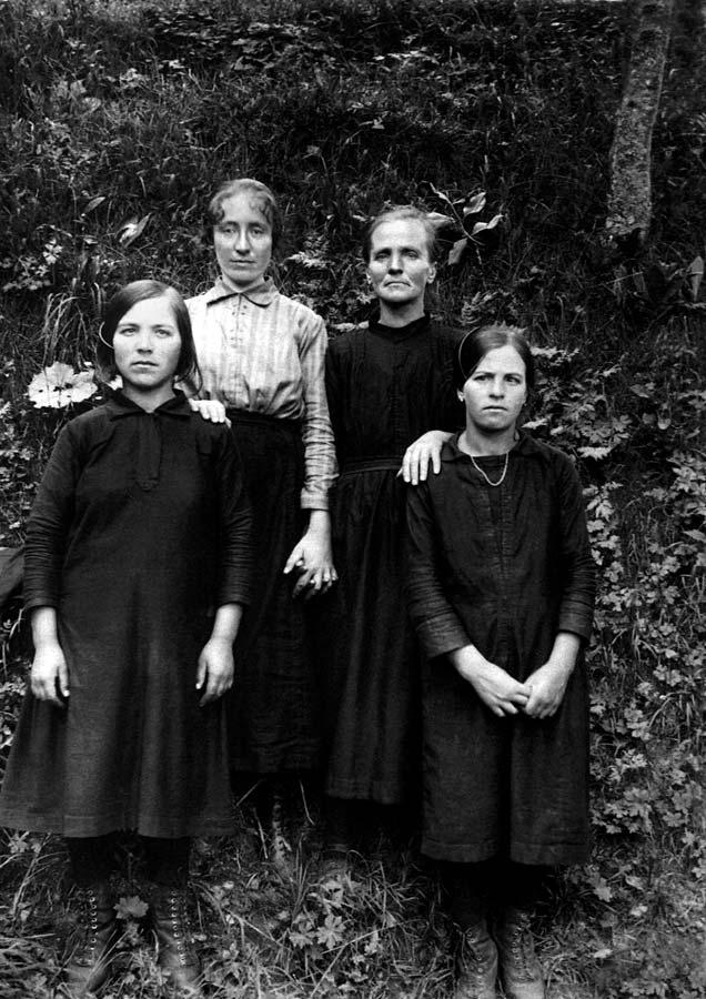 24. Le sorelle (da sn) BRUNA Maria Margherita (1878-1956); BRUNA Anna Maria (1882-1933); due figlie di Anna Maria: (da sn) DAO Maria (1910-1995