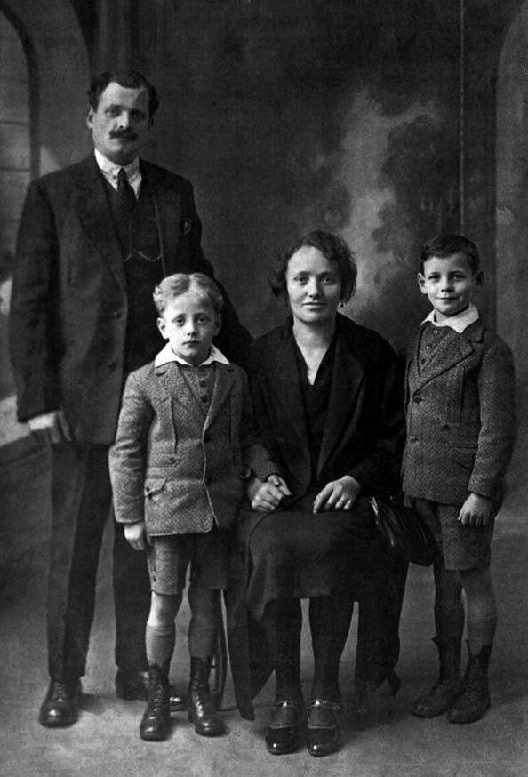 27. Famiglia di CAYRE Chiaffredo (Lo Manhin) (1892-1972) di Sampeyre; la moglie BAUDINO Anna Maria (Marieta d Bastian) (1893-1977) di Cò di Martin (Elva); i figli (da sn) Antonio (1922-?
