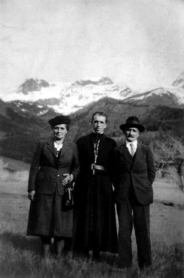 33. Don RAINA Alfred (della famiglia di Sartors) Quiòs Sobiran, con il padre e la madre.