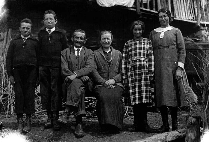 43. Famiglia di BRUNA Pietro (Pietro d Varoa) (1890-1957) di Cò d Isaia; la moglie MATTALIA Spirita (Pitina d la Mana) (1892-1963); i figli (da sn) Raimondo (Dino d