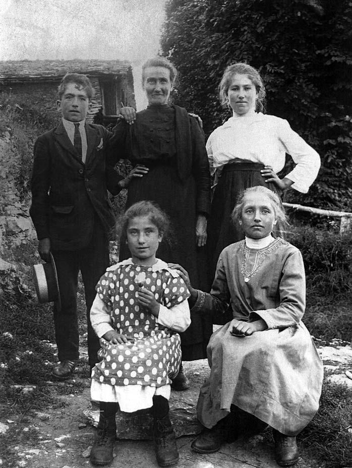 45. DAO Paola Maria (1882-1955) di Cò di Clari vedova di Lombardo Pietro Antonio; i figli (a sn) Costanzo (Tan d