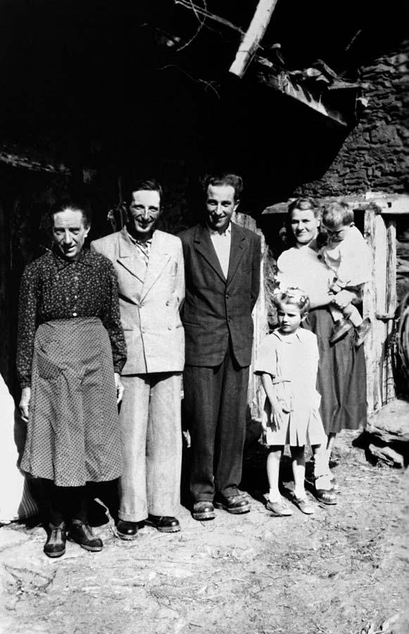 46. (da sn) LOMBARDO Maria (Ieta d Norato) (1896-1971) vedova di Cavalcanti Onorato (Norato); i figli Daniele (Nèl d Norato) (1920-2007); Mario